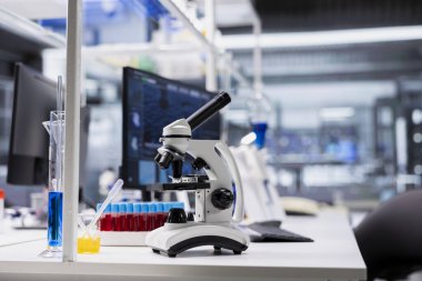 Hücresel analiz için tıbbi laboratuvardaki bilimsel mikroskobu kapatın. Yüksek teknoloji araştırma tesisinde örnek incelemede kullanılan optik cihaz ekipmanları