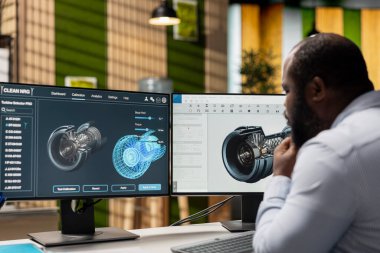 Mühendislik uzmanı sürdürülebilirlik ölçümlerini geliştirmek için bilgisayar programı kullanarak türbin bileşenlerini analiz ediyor. Ar-Ge çalışanı emisyonları azaltmak ve temiz enerji üretmek için türbin parçalarına bakıyor