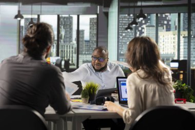 Çok uluslu bir şirkette çeşitli çalışma ekipleri performans ölçümlerini ve projeksiyonlarını analiz ediyor. Personel, iş hedeflerini desteklemek için strateji planlaması ve rapor paylaşımı konusunda işbirliği yapar.