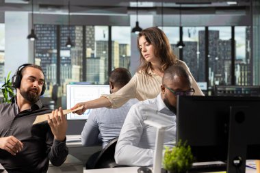 İşyeri destekçisi, arşivlenmiş dosya ve klasörleri taşınan el arabasıyla birlikte taşıyarak ofisteki meslektaşlarına belgeler sunuyor. Görev tamamlama ve iş istihbaratında yardımcı olmak, projeksiyonlar.