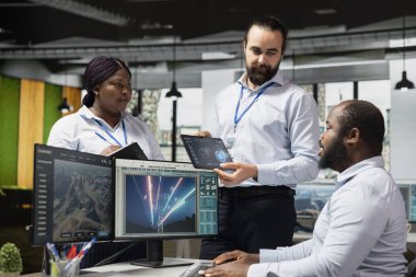 Sürdürülebilir enerji teknolojisi teknisyenlerinden oluşan bir ekip eko güç hattı kulelerini izliyor. Takım çalışma arkadaşları iletim kulesi sistemlerini yükseltmek ve karbon emisyonlarını azaltmak için bilgisayar üzerinde CAD yazılımı kullanırlar