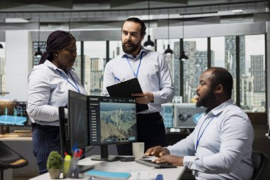 Yeşil teknoloji şirketinin iş arkadaşları gelişmiş teknoloji rüzgar santralleri ve elektrik şebekeleri tasarlıyorlar. Ofisteki teknisyenler çevre dostu elektrik hatları ve VAWT türbin tasarımlarını geliştirmek için beyin fırtınası yapıyorlar.