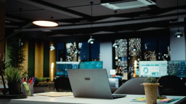 Geceleri boş şirket yönetim kurulu performans ölçümleri, grafikler ve projeksiyonların dijital görüntüleriyle parıldıyor. Çok uluslu bir şirkette modern çalışma alanı iş yönetimini yansıtır.