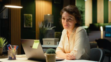 Gece vakti iş kadını, finans verilerini ve düzeltme raporlarını okuyor, çok uluslu şirketin hedeflere ulaşmasına ve hedefleri güçlendirmesine yardımcı olmak için stratejik kararlar alıyor. Kamera B.