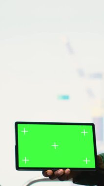 Denizaşırı platformda teknisyenle konuşan askerler tarafından kullanılan dikey krom anahtar tableti. Afrikalı Amerikan donanma birlikleri yeşil ekran maketi kullanarak terörist tehdidine karşı sondaj sondajı yapıyor.