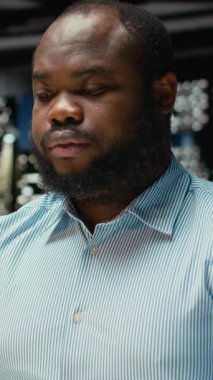 Dikey video, yoğun iş yoğunluğu nedeniyle zihinsel bulanıklık ve yorgunluk yüzünden gece geç saatlerde ofiste uyuyan rahatsız erkek işçiyi tüketti. Huzursuz ve gergin bir adam.