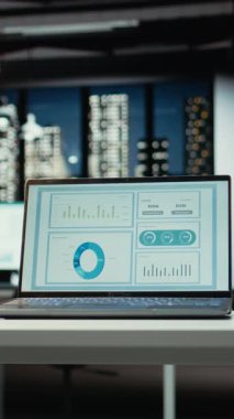 Geceleyin dijital performans ölçümleri, grafikler ve dizüstü bilgisayar projeksiyonları olan dikey video boş şirket yönetim kurulu odası. Çok uluslu bir şirkette modern ofis işletme yönetimini yansıtır.