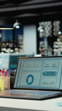 Dikey Video Yüksek uçlu boş çalışma alanı öngörü için veri tabanlı dizüstü bilgisayar özellikleri. Kurumsal planlama, analitik ve performans göstergeleri için modern alan seti