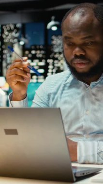 Dikey Video Afrikalı Amerikalı Danışmanı yatırım planı ve sonuçları tasarlama, şirket faaliyetlerini geliştirmek için yeni fikirler öngörüyor. Çözüm arayan taktiksel genç yetişkin