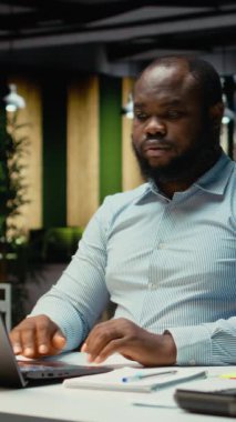 Dikey Video Afrikalı Amerikalı erkek bir iş stratejisi ikilemi üzerine yansıyor, gelecekteki sonuçlar için yaratıcı kavramları yansıtıyor. Organizasyon sorununa çözüm bulmak için derin düşüncelere dalmak