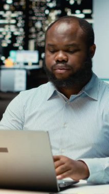 Dikey Video Siyah kişi düzeltme ve mali numaraları kontrol etme, strateji odasında saatler sonra arşivlenmiş dosyaları gözden geçirme. Raporların değerlendirilmesi, araştırma ve düzenleme gündemi