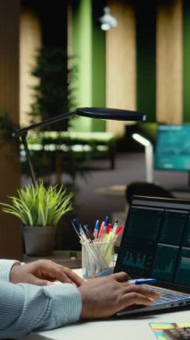 Dikey Video Siyah danışmanı veri içgörülerini gözden geçiriyor ve dizüstü bilgisayardaki gündemi yönetiyor, raporlar hazırlıyor ve görevleri çözmek için düzeltmeler yapıyor. Not: İş dünyası için hedef ayarlarını destekliyor