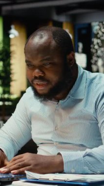 Dikey Video, geceleri e-postalarında iyi haberler okuyan, kariyerinin gelişmesini kutlayan ve ofise ışınlanan çok mutlu bir adam. Büyük fırsatı ve sözleşmesi olan bir iş adamı.