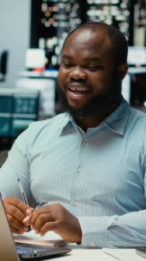 Dikey Video Afrikalı Amerikalı işçiler, tele-iş görüşmesi yapan ortaklarıyla uzak bir internet tartışmasına katılıyor ve gece ofisten yapılan bir telefon görüşmesine katılıyorlar. Çalışan kurulla pazarlık yapıyor.