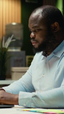 Dikey video, erkek çalışanların kollarını ve sırt kaslarını çekerek zihinsel bulanıklığa ve yorgunluğa yol açtı. Çalışanlar huzursuz, endişeli ve işlerle boğuşuyorlar.