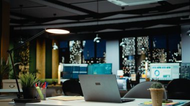 Modern iş alanları tahmin ölçümleri ve grafiklerle parıldıyor. Teknoloji ve bilgisayarlarla donatılmış kurumsal boş alan işletme hedeflerinin yönetimini yansıtıyor.