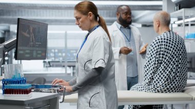 Klinik prosedürde hastanın hayati organlarına verilen kimyasal reaksiyonu inceleyen kadın uzman, yeni ilacı test ediyor ve tedavi sonuçlarını inceliyor. Sağlık hizmetleri ve toksikoloji yenilikleri araştırması. Kamera B.