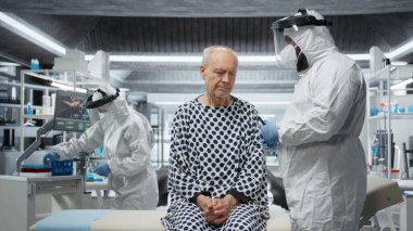 Koruyucu giysi uzmanı, karantina altındaki hastalara verilen bağışıklık yanıtını araştırıyor, küresel felaket ve sağlık kriziyle mücadele etmek için yeni aşılar ve antiviral tedaviler deniyor. Kamera A.