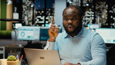 Afro-amerikan zeki adam ilerleme kaydediyor ve dahice bir fikir buluyor, sonunda parmağının havada olduğunun farkına varıyor. Eureka aydınlanma ve yenilikle dolu saatler sonra.