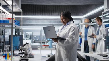 Kimya laboratuvarında çalışan bir bilim adamının portresi. Etrafı aletler ve ileri teknolojilerle çevrili. Biyokimya, nanoteknoloji ve tanı ve gelecekteki keşifler üzerine bir araştırma yürütüyorum..