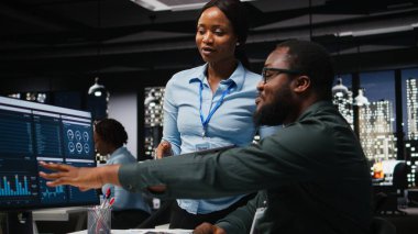 Profesyonel iş ekibi çevrimiçi grafikleri ve kaynak tahsisini analiz ediyor, performans raporlarını hazırlarken iş arkadaşları arasındaki ilişki ve sinerjiyi gösteriyor.