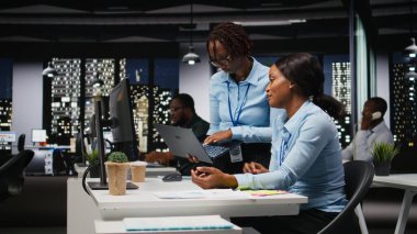 İşletme müdürü ve analist çalışma alanındaki veri içgörülerini izleyerek, ayrıntılı performans ölçümleri ve açıklamaları tahmin etmek için analitiklerden yararlanıyor. Çalışma saatlerinden sonra hedef ayarı.