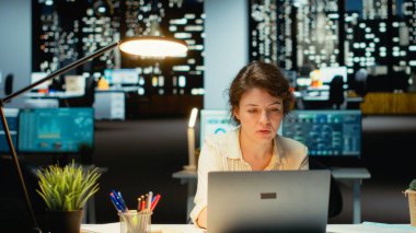 Ticari hedeflere ulaşmak için yeni bir strateji için piyasa verileri araştıran girişimci, hesap tablolarını düzeltme için kullanıyor. Masadan kalkmak, geç saatlere kadar çalışmak. Kamera B.