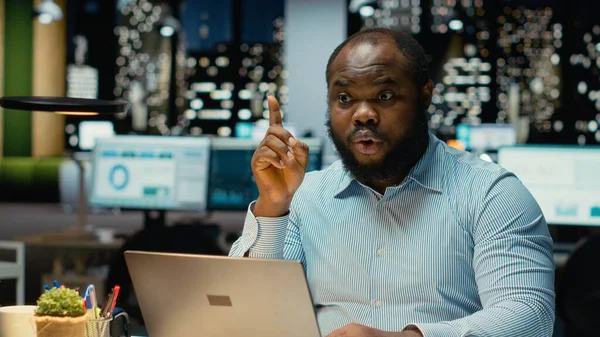 Afro-amerikan zeki adam ilerleme kaydediyor ve dahice bir fikir buluyor, sonunda parmağının havada olduğunun farkına varıyor. Eureka aydınlanma ve yenilikle dolu saatler sonra.