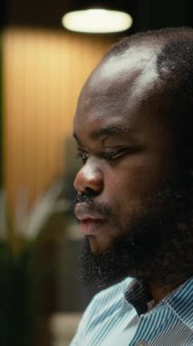 Dikey video, yoğun iş yoğunluğu nedeniyle zihinsel bulanıklık ve yorgunluk yüzünden gece geç saatlerde ofiste uyuyan rahatsız erkek işçiyi tüketti. Huzursuz ve gergin bir adam.