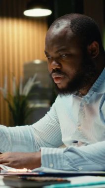 Dikey Video Heyecanlı Afro-Amerikan erkeği kariyer fırsatı için iyi haberler alıyor, gecenin geç saatlerinde ofiste atılımıyla ve başarısıyla gurur duyuyor. Yeni anlaşmadan memnun oldum. Kamera.