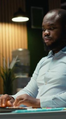 Dikey Video Afrikalı Amerikalı erkek bir iş stratejisi ikilemi üzerine yansıyor, gelecekteki sonuçlar için yaratıcı kavramları yansıtıyor. Organizasyon sorununa çözüm bulmak için derin düşüncelere dalmak