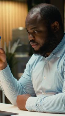 Dikey Video Afrikalı Amerikalı Danışmanı yatırım planı ve sonuçları tasarlama, şirket faaliyetlerini geliştirmek için yeni fikirler öngörüyor. Çözüm arayan taktiksel genç yetişkin