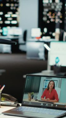 Çevrimiçi telekonferans sırasında gece geç saatlerde sohbet eden Dikey Video Uzmanı erkek verimlilik için dijital bir tartışmaya girdi. Şirketteki katılımcılarla ve ağ kurma oturumuyla etkileşim