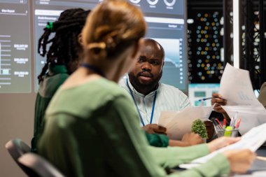 Şirket danışmanı ve ekibi hedefler için iş stratejileri oluşturuyorlar, pazar dinamiklerini ve gece geç saatlerde ofiste yapılan toplantılarda yapılan tahminleri inceliyorlar. Personel üyeleri bir brifing tartışmasına katıldı.