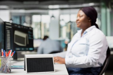 Ar-Ge uzmanları tarafından sürdürülebilirlik hedeflerine ulaşmak için tasarlanmış güneş enerjili prototipi kapatın. Güneş pilleri aygıtı mühendislik masasında yüksek verimlilik ve düşük maliyetli