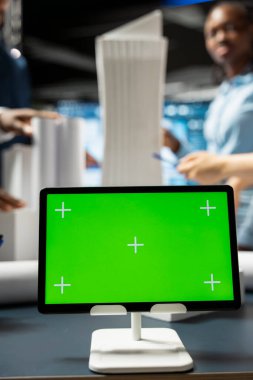 Bir brifing ofisindeki tablette çalışan izole edilmiş yeşil ekranı kapat, mimari 3D modellerle konut projesi inşaat detayları. Emlak uzmanları kuralları ve imar düzenlemelerini tartıştılar.