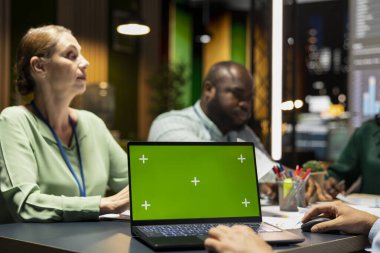 Hissedarlar, stratejik konferansta personelle fotokopi alanının oluşturulması, şirketin geliştirilmesi ve bir proje için daha fazla fon sağlanması konularında görüştüler. Geç saatte kurumsal etkinlik.