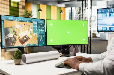Yeşil ekran ekranının yanındaki 3D yazılımın erkek müteahhit dekorasyon düzeni, konut dekorasyon projesi için iç tasarım araçları ile çalışıyor. Emlak yönetimi.