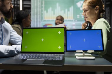 Karanlık bir ofisteki çeşitli takımlar, küresel paydaşlarla yapılan ortak proje brifinginde şirket gündemini kesinleştirerek görüşlerini ve görüşlerini paylaşıyorlar. Mesai sonrası tartışma.