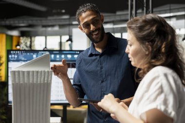 Çeşitli müteahhitler bir konut projesi inşaatı planlıyorlar, yerleşim planı detayları ve imar yönetmelikleri üzerinde çalışıyorlar. Brifing sırasında gayrimenkul altyapı büyümesini tartışmak.