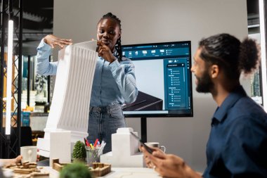 Afro-Amerikan tasarım mühendisi 3D modeller ve imar yönetmeliklerine uymak için inşaat planları üzerinde tartıştı. Kentsel büyüme için stratejik yeniden geliştirme projesi ana planı.