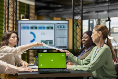 Ofisteki bir toplantıya katılan iş ortakları, yeni bir strateji geliştirmek ve fikir üretmek için bir brifing oturumuna katılıyorlar. Hedefler planlama.