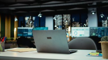 Modern boş ofis performans ölçümleri ve tahmin grafiklerinin ışığıyla parlıyor. Teknoloji ve bilgisayarlarla donatılmış şirket alanı işletme hedeflerinin yönetimini yansıtır.