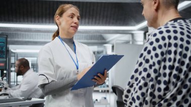 Doktor, yeni bir tedaviyi test etmek için hastayı detaylı bir şekilde inceledi. Yan etkilerini yazdı. Dozaj tepkisini izlemek için toksikoloji analizi yapılan klinik araştırmalar. Kamera A.