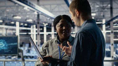 Veri merkezi mühendislerinden oluşan bir ekip sinirsel ağların yapılandırılmasını araştırıyor, ayarlamalar yapıyor. Takım çalışması sunucu merkezi çalışanları, öğrenme hatalarını kontrol etmek için not defteri kullanır. Kamera B