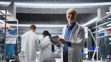 Modern laboratuvarda numuneleri analiz eden profesyonel bilim adamının portresi, biyoteknoloji araştırmaları ve moleküler bilimi içerir. Sağlık hizmetleri veri yeniliği.