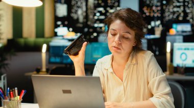Yönetici yöneticisi taktiksel bir kararı değerlendirip zımbayla oynuyor. Mesai saatleri dışında çalışıyor. Eleştirel düşünen, farklı bakış açıları için seçenekleri değerlendiren bir kadın. Kamera B.