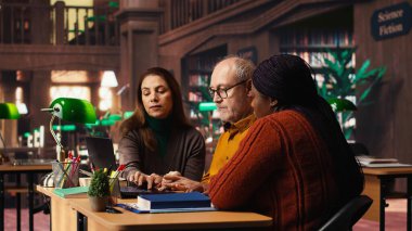 Çok ırklı bir grup öğrenci gelecek sınavlar için akademik materyaller hakkında tartışıyor, okuyor ve araştırma yapıyorlar. Çeşitli insanlar kişisel gelişime bağlılıklarını gösteriyorlar.