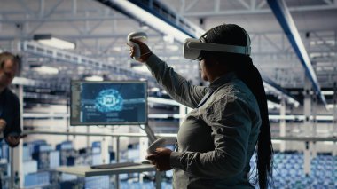 Veri merkezi sistem yöneticileri altyapı raflarına makine öğrenme yazılımı yerleştirirler. Sunucu merkezi bilişim uzmanları, uygulamaları desteklemek için tablet kullanan yapay zeka sistemlerini eğitir. Kamera B