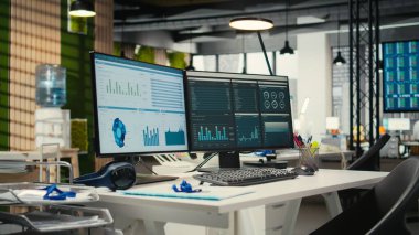 Tahminde bulunmak, geliştirmeyi analitik ve performans ölçümleriyle planlamak için bilgisayarları olan boş kurumsal iş istasyonları. Çalışma alanındaki sinerji ve verimlilik.